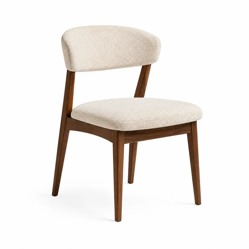 Chaise en bois et tissu bouclé crème